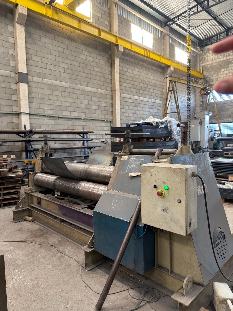 Calandra industrial para conformação de chapas Calandra industrial de três rolos para curvamento de chapas metálicas no galpão da SteelForte em Sorocaba