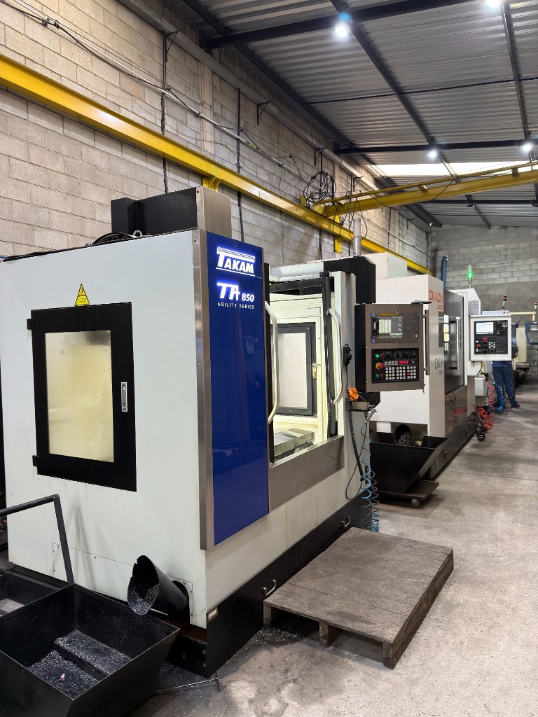 Centros de usinagem Takam e Okada em operação Centros de usinagem CNC Takam TA 850 e Okada em operação no galpão industrial da SteelForte