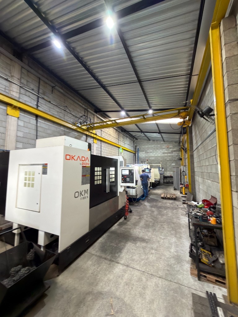 Máquina CNC Okada OKM 1165 S — usinagem vertical Máquina CNC Okada OKM 1165 S para usinagem vertical de precisão na SteelForte Caldeiraria Sorocaba