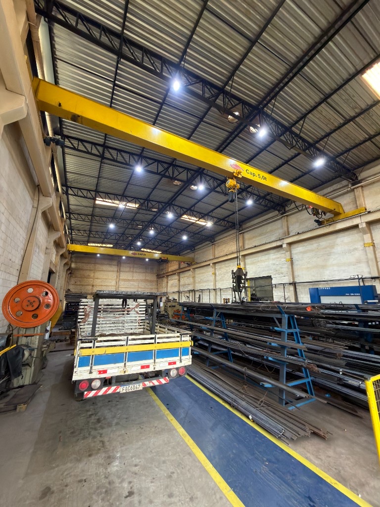 Estoque de barras de aço no galpão industrial Estoque de barras de aço no galpão industrial da SteelForte em Sorocaba