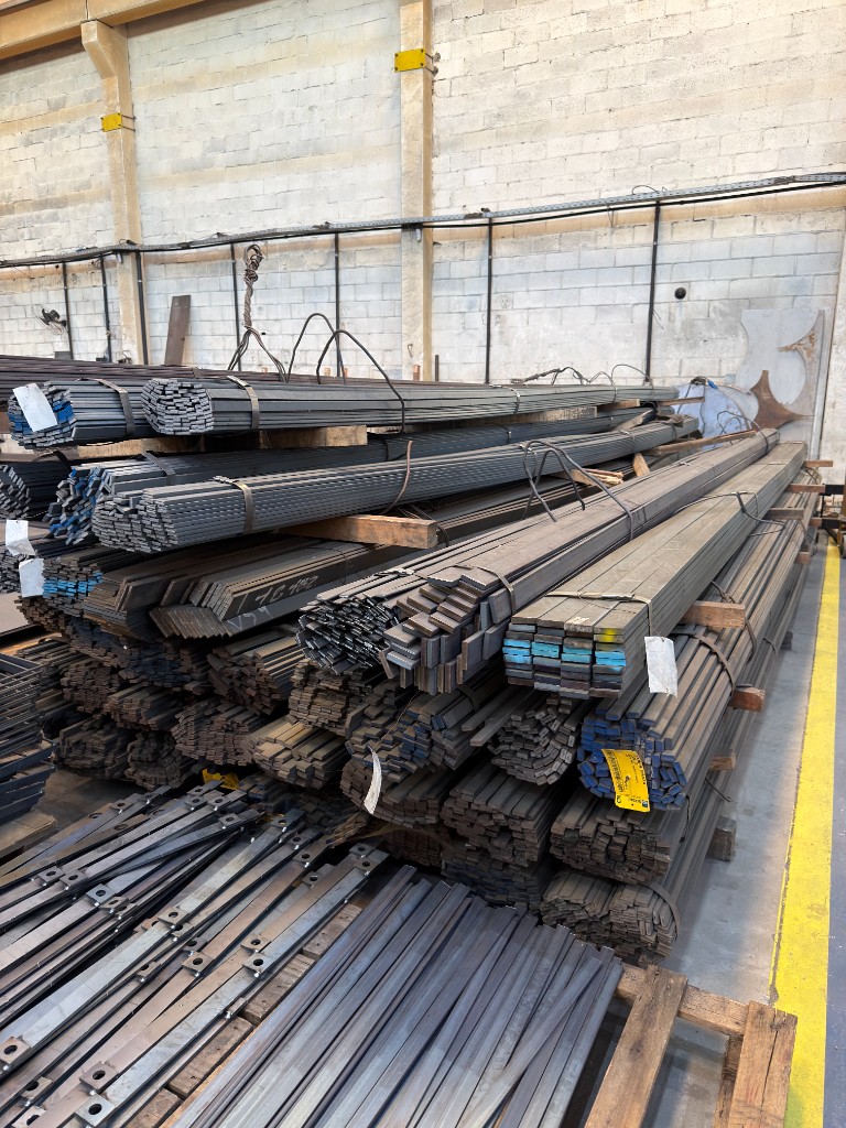 Estoque de chapas e materiais Estoque organizado de chapas, barras e materiais metálicos no galpão industrial da SteelForte