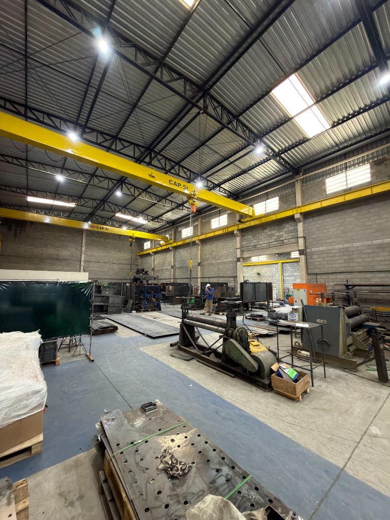 Fabricação de chapas com calandra industrial Processo de fabricação de chapas metálicas com calandra industrial e ponte rolante de 5 toneladas na SteelForte Sorocaba
