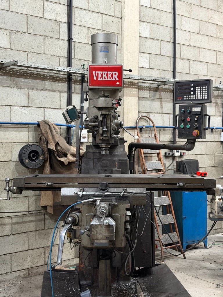 Fresadora Veker para usinagem industrial Fresadora industrial Veker com display digital para usinagem de precisão na SteelForte