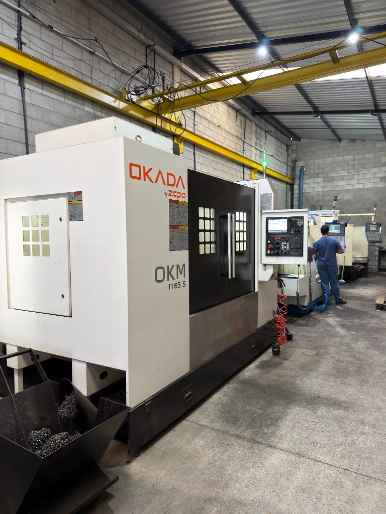 Centro de usinagem vertical Okada OKM 1165 S Centro de usinagem vertical Okada OKM 1165 S com painel de controle na fábrica da SteelForte