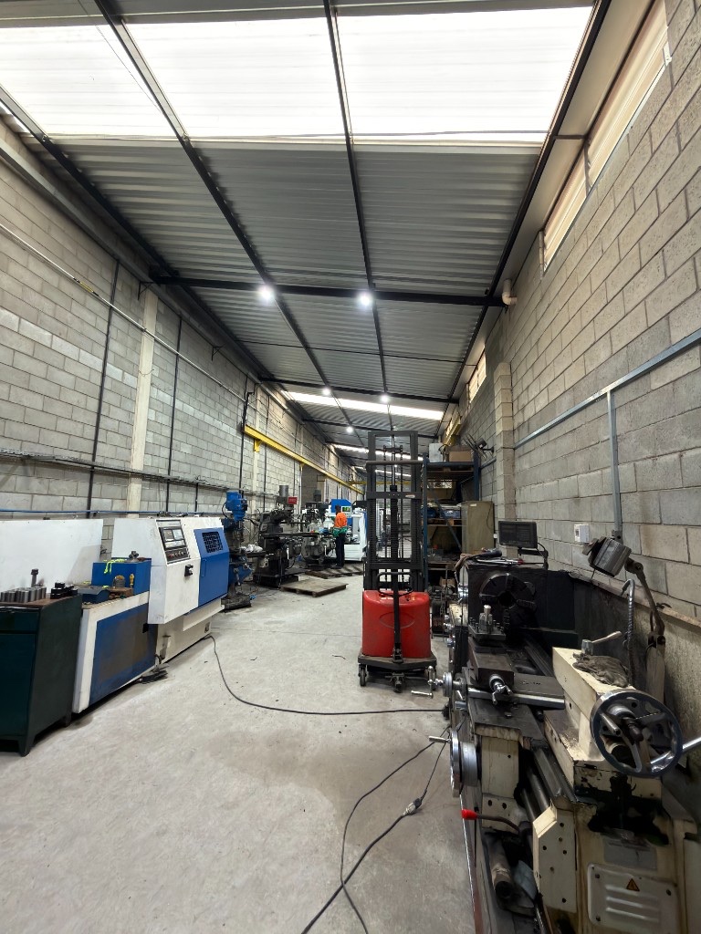 Oficina de usinagem com tornos e CNC Oficina de usinagem da SteelForte com tornos, fresadoras e máquinas CNC em Sorocaba SP