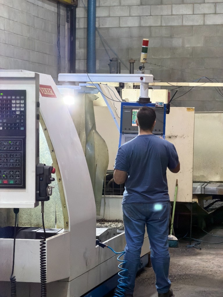 Operador em centro de usinagem Veker CNC Operador qualificado em centro de usinagem Veker CNC na oficina da SteelForte Caldeiraria