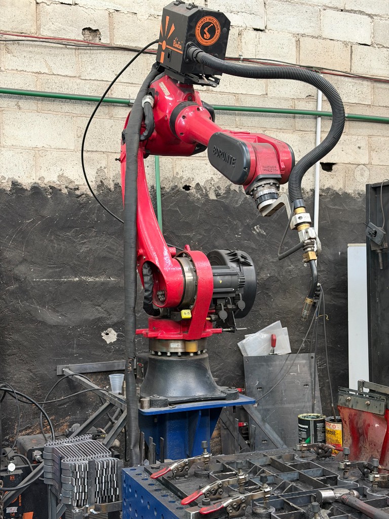 Robô de soldagem Borunte Robô de soldagem industrial Borunte com tocha de solda na área de fabricação da SteelForte