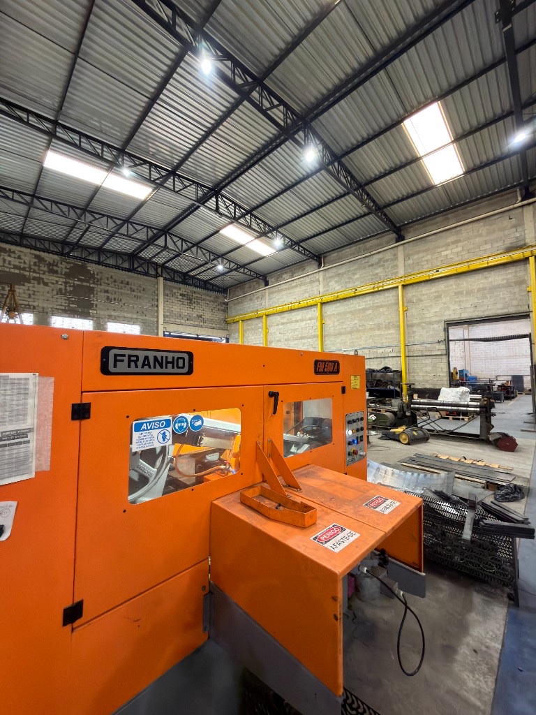 Serra de fita Franho FM 500 A para corte de metais Serra de fita industrial Franho FM 500 A para corte de metais no galpão da SteelForte Caldeiraria em Sorocaba
