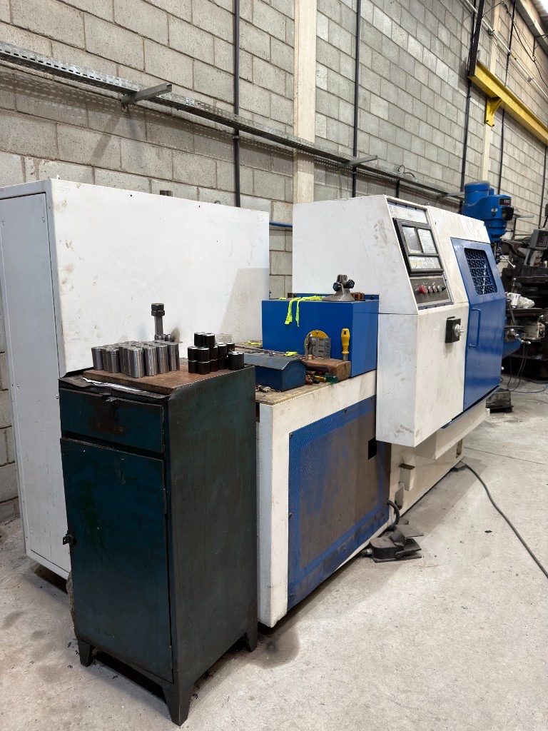 Torno CNC para usinagem de precisão Torno CNC industrial para usinagem de precisão com armário de ferramentas na SteelForte Sorocaba
